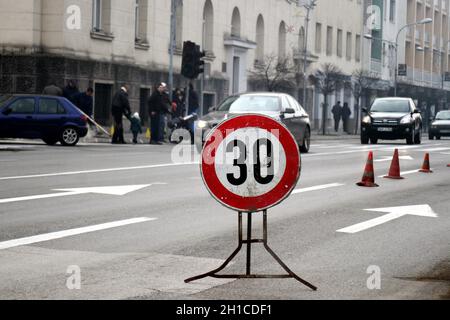 Geringere Geschwindigkeit von 30 kmh Verkehrsschild in der Straße Stockfoto