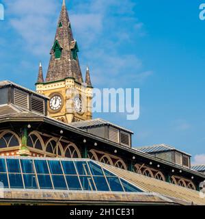 Markthalle Dach mit dem historischen Markt Uhrenturm aus dem 19. Jahrhundert befindet sich hinter in West Row, Darlington. VEREINIGTES KÖNIGREICH Stockfoto