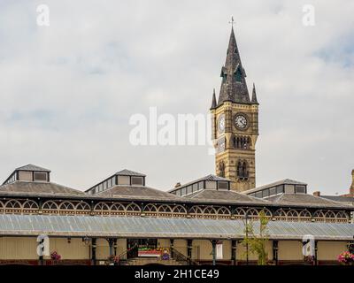 Historische Stadtuhr aus dem 19. Jahrhundert mit der East Row-Fassade des Marktgebäudes unten, Darlington, Großbritannien Stockfoto