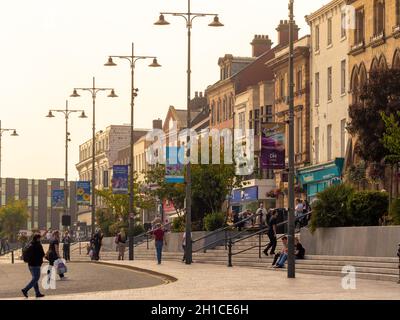 West Row im Sommer, eine Fußgängerzone im Stadtzentrum von Darlington, Großbritannien Stockfoto