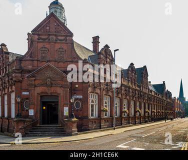 Die rote Backsteinfassade der Darlington Library liegt an der Ecke East Street und Crown Street, Darlington, County Durham. VEREINIGTES KÖNIGREICH Stockfoto