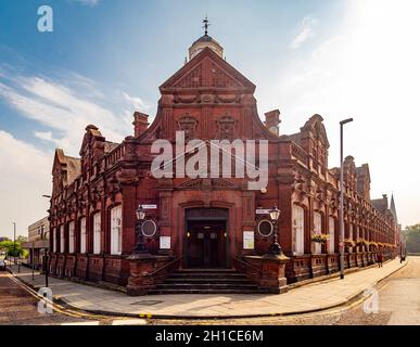 Die rote Backsteinfassade der Darlington Library liegt an der Ecke East Street und Crown Street, Darlington, County Durham. VEREINIGTES KÖNIGREICH Stockfoto