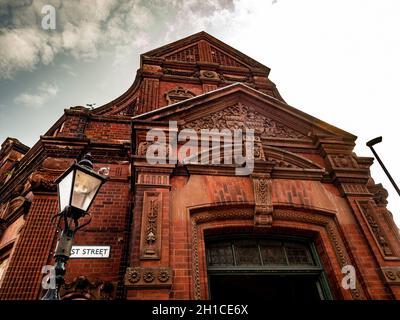 Die rote Backsteinfassade der Darlington Library liegt an der Ecke East Street und Crown Street, Darlington, County Durham. VEREINIGTES KÖNIGREICH Stockfoto