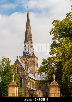 Steinpfosten und ein Metallbogen führen in den Kirchhof der St. Cuthbert's Church, Darlington, Großbritannien Stockfoto