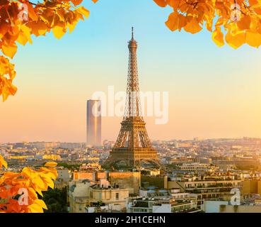 Luftaufnahme des Eiffelturms und des Montparnasse-Turms in Paris Stockfoto