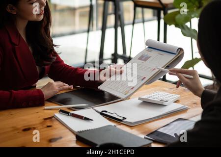 Gruppe von Menschen Analyse Business Accounting Arbeiten mit individuellen Einkommensteuererklärung Rechnungswesen Konzept. Konzept Des Diskussionsgesprächs Stockfoto