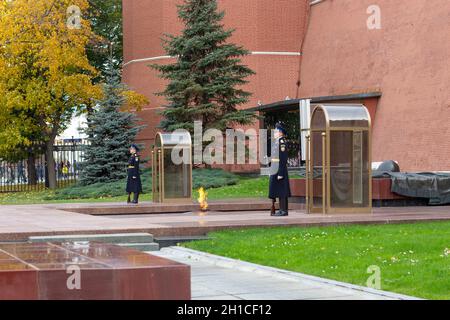 MOSKAU, RUSSLAND - 12. OKTOBER 2019: Roter Platz Alexandrovsky Garden, Ehrenwache vor der ewigen Flamme. Ein Militärmann in voller Kleidung, der die MEM bewacht Stockfoto