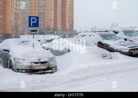 Moskau, Russland - 13. Februar 2021: Parken auf der mit Schnee bedeckten Straße. Auto ertrank im Schnee, abnorme Menge an Schneefall im Winter Stockfoto