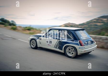 Occhiatana, Korsika, Frankreich - 7. Oktober 2020: Louch Guillet und Jeremy Pacaud treten in ihrem Renault RS Turbo bei der Tour de Corse Historique 2021 an Stockfoto