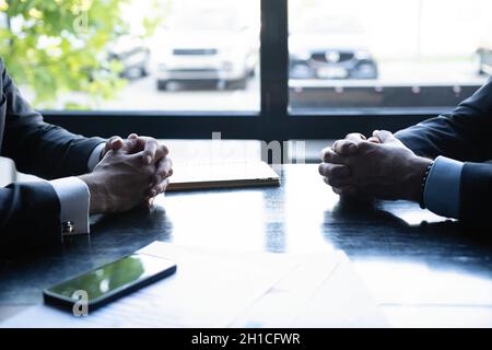Nahaufnahme des Geschäftsmannes in der Konferenz-Sitzung für die Beratung von neuen Unternehmern Stockfoto