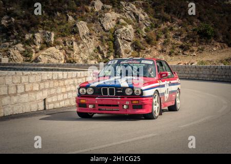 Occhiatana, Korsika, Frankreich - 7. Oktober 2020: Dominique Lesourd und Sebastien Choli treten bei der Tour de Corse Historique 2021 mit ihrem BMW M3 an Stockfoto