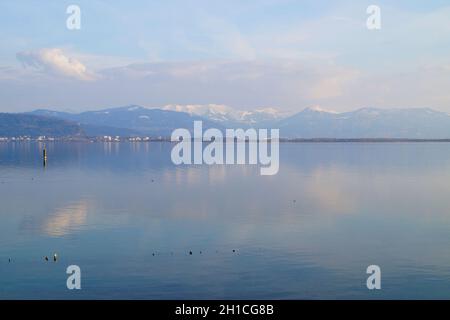 Eine wunderschöne Marina der Insel Lindau am Bodensee mit den Alpen im Hintergrund an einem sonnigen Tag im März (Deutschland) Stockfoto