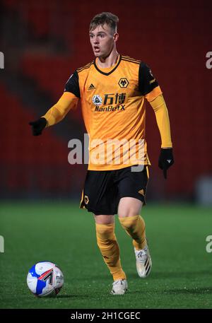 Aktenfoto vom 10-11-2020 von Taylor Perry von Wolverhampton Wanderers. Cheltenham hat Zweifel an Mittelfeldspieler Taylor Perry vor der Sky Bet League One gegen Morecambe. Ausgabedatum: Montag, 18. Oktober 2021. Stockfoto