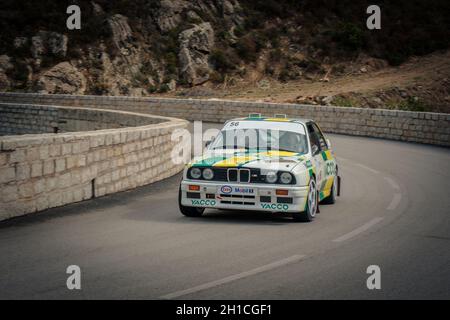 Occhiatana, Korsika, Frankreich - 7. Oktober 2020: Michel Ducreux und Ramona Formica treten bei der Tour de Corse Historique 2021 mit ihrem BMW M3 an Stockfoto