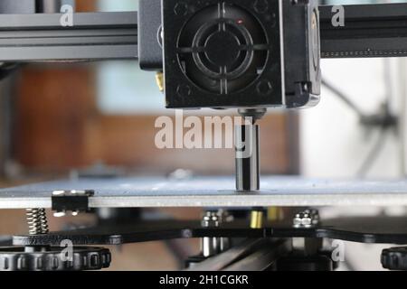 Moderner 3D-Drucker, der die Produkterstellung oder additive Fertigung mithilfe von Roboterautomatisierungstechnologie durchführt. Druckkopf in Aktion Stockfoto