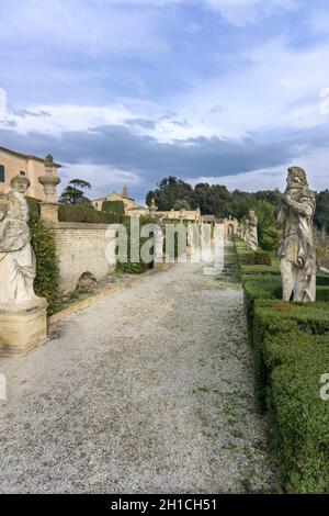 Villa Buonaccorsi sechzehnten Jahrhundert, Park, Garten mit Statuen, Potenza Picena, Marken, Italien, Europa Stockfoto