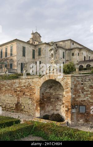 Villa Buonaccorsi sechzehnten Jahrhundert, Park, Garten mit Statuen, Potenza Picena, Marken, Italien, Europa Stockfoto