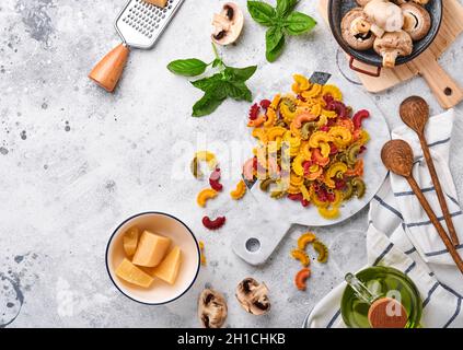 Pasta. italienische Pasta. Insalata di Pasta und Gemüse Kochzutaten, Käse, Pilze und Basilikum auf altem Steingrund. Italienische Küche Stockfoto