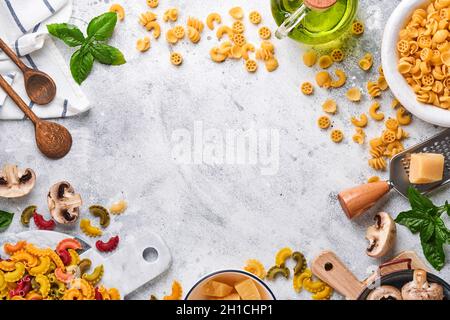 Pasta. italienische Pasta. Insalata di Pasta und Gemüse Kochzutaten, Käse, Pilze und Basilikum auf altem Steingrund. Italienische Küche Stockfoto