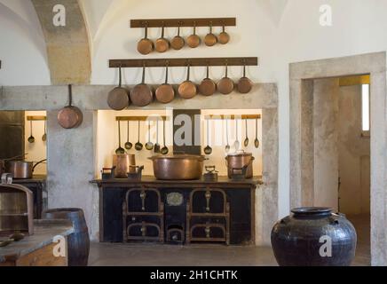 SINTRA, Palast von Pena, Portugal - August 08, 2017: Kupfer Küchenutensil auf die Küche der Nationalpalast von Pena, Sintra, Portugal Stockfoto