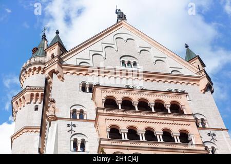 Fassade von Schloss Neuschwanstein in Bayern Deutschland. Balkon mit Bögen und Säulen Stockfoto