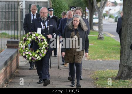 Leigh on Sea Essex, Großbritannien. Oktober 2021. Cllr Margaret Borton die Bürgermeisterin von Southend mit Adam Tregoning der Bürgermeister geht zu Fuß, um Sir David Amess einen Blumenkranz in der Methodist Church von Belfairs in Leigh on Sea Essex zu legen.der Ort des Mordes am Freitag, den 15. Oktober 2021 an dem Parlamentsabgeordneten Sir David Amess. Quelle: MARTIN DALTON/Alamy Live News Stockfoto