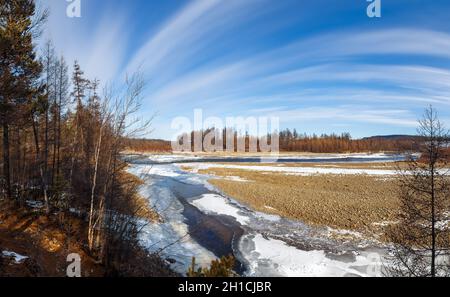 Blick auf den Fluss Chulman in Südjakutien, Russland, Mitte Oktober. Herbstlandschaft Stockfoto