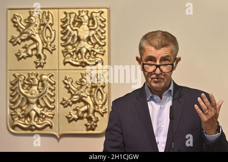 Der tschechische Premierminister Andrej Babis spricht während einer Pressekonferenz nach einer Sitzung des Dreierrats (Vertreter der Regierung, der Gewerkschaften und der Arbeitgeber) am 15. Oktober 2021 in Prag, Tschechische Republik. (CTK Photo/Michal Kamaryt) Stockfoto