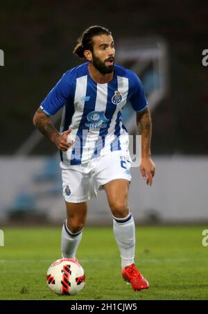 MASSAMA, PORTUGAL - 15. OKTOBER: Sergio Oliveira vom FC Porto in Aktion, während des portugiesischen Cup-Spiels zwischen SU Sintrense und FC Porto am 15. Oktober 2021 im Complexo Desportivo do Real SC in Massama, Portugal. (MB-Medien) Stockfoto