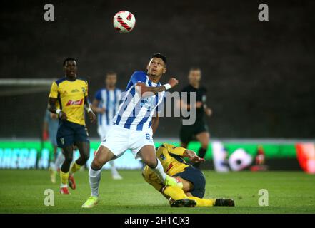 MASSAMA, PORTUGAL - 15. OKTOBER: Evanilson vom FC Porto tritt mit Antonio Alves von SU Sintrense während des portugiesischen Cup-Spiels zwischen SU Sintrense und dem FC Porto am Complexo Desportivo do Real SC am 15. Oktober 2021 in Massama, Portugal, um den Ball an. (MB-Medien) Stockfoto