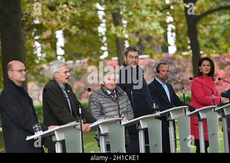 Von links: Norbert SCHAEFER (Landesverband für Vogelschutz in Bayern), Richard MERGNER (Verein Naturschutz Bayern) Alois GLUECK, Markus SOEDER (Ministerpräsident von Bayern und CSU-Vorsitzender), Umweltminister Thorsten GLAUBER, Landwirtschaftsministerin Michaela KANIBER, Pressekonferenz der Bayerischen Staatsregierung zum Thema Ergebnisse nach dem Rundtisch STREUOBST am 18. Oktober 2021 im Hofgarten in München. Stockfoto