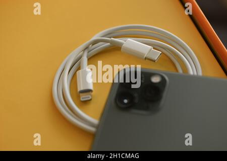 Shanghai, China: 19. November 2019: Brandneues USB-C-Typ zu Lightning Schnellladekabel mit iPhone 11 Pro Max. Das Ladegerät bietet eine Kapazität von 18 W und Stockfoto