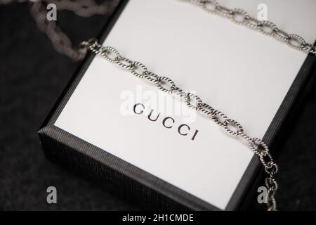 Shanghai, China - 21. Januar 2020: Gucci Geschenkverpackung mit kultiger silberner Double G Halskette. Stockfoto