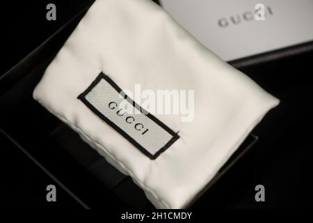 Shanghai, China - 21. Januar 2020: Gucci Geschenkverpackung mit kultiger silberner Double G Halskette. Stockfoto