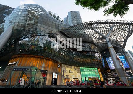 Singapur, Januar 2020. Die Geschäfte vor dem Eingang des ION Orchard Einkaufszentrums bei Sonnenuntergang Stockfoto