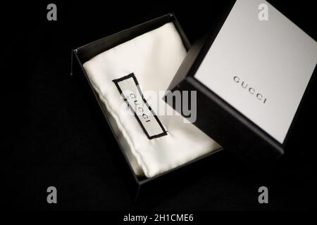 Shanghai, China - 21. Januar 2020: Gucci Geschenkverpackung mit kultiger silberner Double G Halskette. Stockfoto