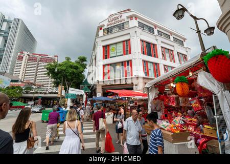 Singapur. Januar 2020. Die Menge in den Verkäuferständen auf dem Chinatown Street Market Stockfoto