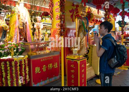 Singapur. Januar 2020. Einige Menschen beteten vor den heiligen Statuen von Götter auf dem Chinatown-Straßenmarkt Stockfoto