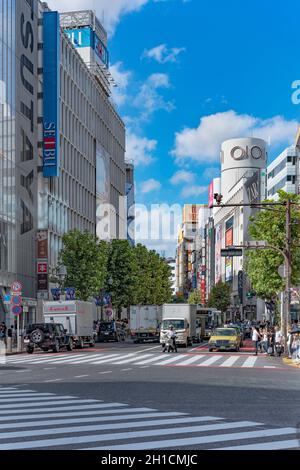 Shibuya Crossing Kreuzung vor der Shibuya Station an einem hellen Tag blauen Himmel. Stockfoto