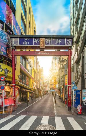 Rot-blaues Portal der Einkaufsstraße Hyakkendana in einer Straße neben der Dogenzaka Avenue, die zum Shibuya Crossing Inters führt Stockfoto