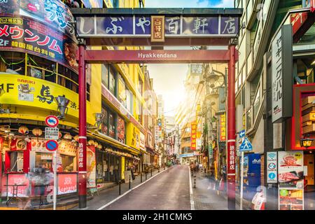 Rot-blaues Portal der Einkaufsstraße Hyakkendana in einer Straße neben der Dogenzaka Avenue, die zum Shibuya Crossing Inters führt Stockfoto