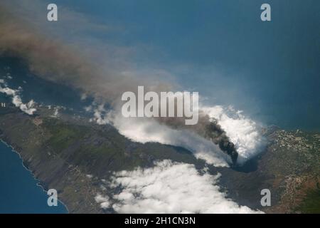 ISS - 10. Oktober 2021 - die Auswirkungen des Ausbruchs des Vulkans Cumbre Vieja sind von oben und unten zu spüren. Erschütterungen und kleine Erdbeben sind reg Stockfoto