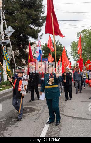 Anapa, Russland - 9. Mai 2019: Vertreter der Kommunistischen Partei Russlands, Teilnehmer an der Siegesparade am 9. Mai, gehen durch die Straßen o Stockfoto