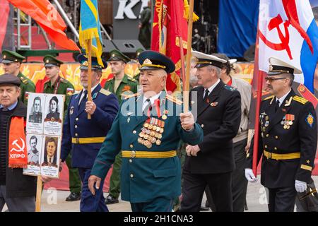 Anapa, Russland - 9. Mai 2019: Ein Veteran mit vielen Orden und Medaillen nimmt an der Siegesparade am 9. Mai Teil Stockfoto