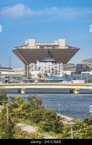 Das Tokyo International Exhibition Centre, das gemeinhin als Tokyo Big Sight bezeichnet wird, ist ein Kongresspalast in Tokio, Japan. Im Sommer blau sk Stockfoto