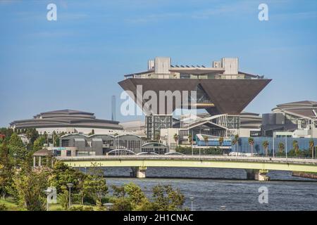 Das Tokyo International Exhibition Centre, das gemeinhin als Tokyo Big Sight bezeichnet wird, ist ein Kongresspalast in Tokio, Japan. Im Sommer blau sk Stockfoto