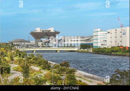 Das Tokyo International Exhibition Centre, das gemeinhin als Tokyo Big Sight bezeichnet wird, ist ein Kongresspalast in Tokio, Japan. Im Sommer blau sk Stockfoto