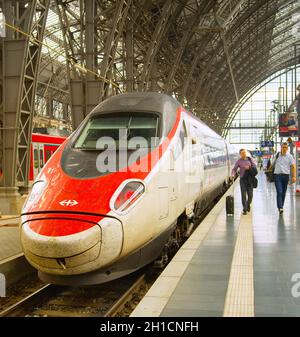 FRANKFURT, Deutschland - 2 August 2018: moderne S-Bahn am Hauptbahnhof. Passagiere zu Fuß durch Plattform Stockfoto