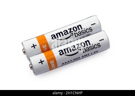 Hüttenberg, DEUTSCHLAND - 19. FEBRUAR 2020: Zwei AmazonBasics AAA-Batterien. AmazonBasics ist ein privates Label, das Hauswaren, Bürobedarf, an anbietet Stockfoto