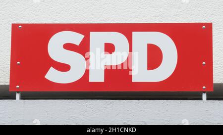 Frankenberg, DEUTSCHLAND - 15. JULI 2019 SPD-Logo an der Hausfassade in Frankenberg, Deutschland. SPD Die Sozialdemokratische Partei Deutschlands (Kurzbezeichnung: SPD) ist Stockfoto